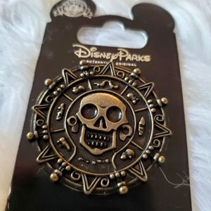 [2/60 SALE] Pirates of the carribbean pin 📌